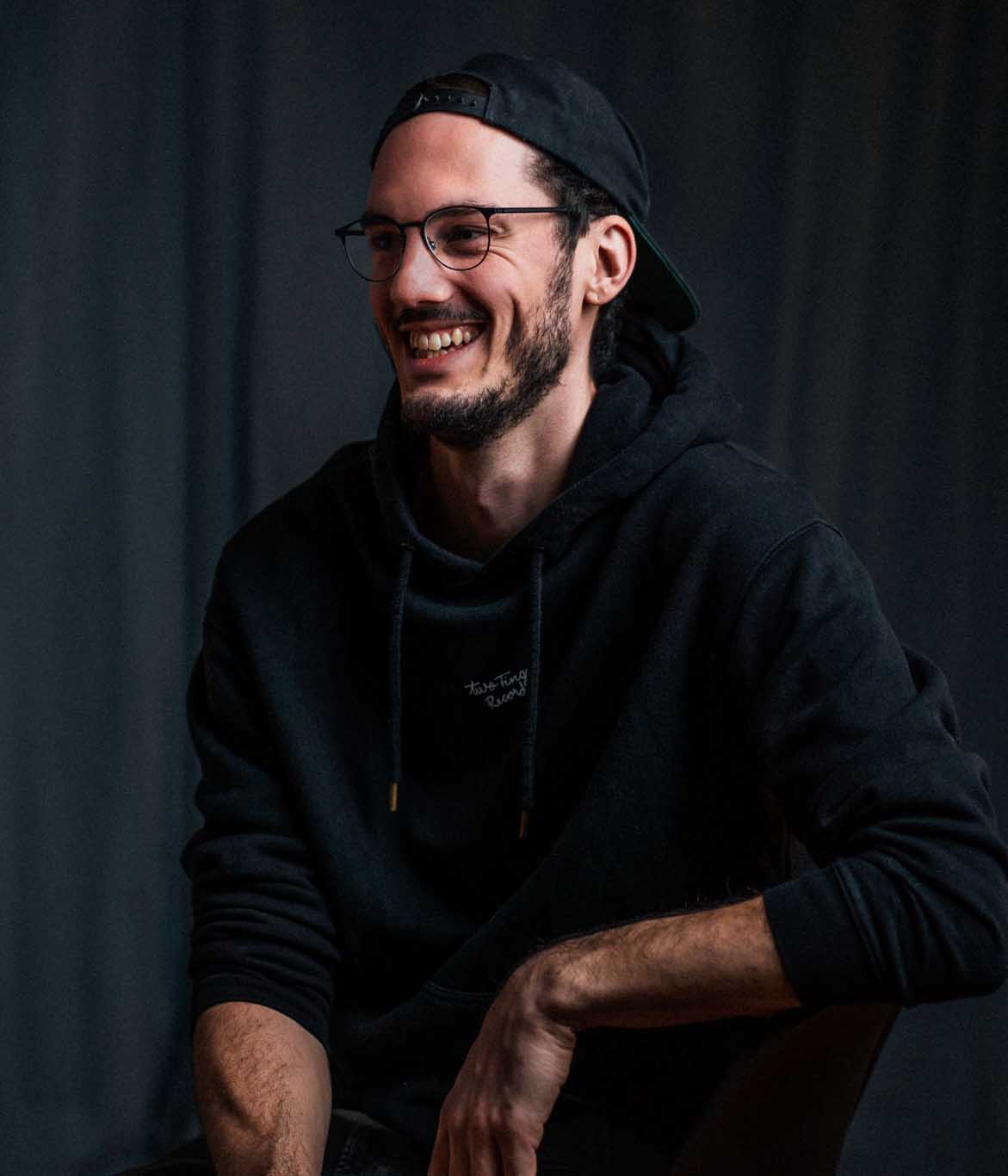 Portrait Fotografie München Dunkel Studio Brille Mann