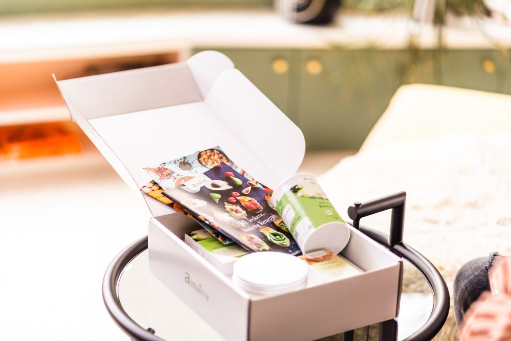 Food Startup München Amaiva Produkt Fotoshooting Food Box Amaiva liegt auf Tisch