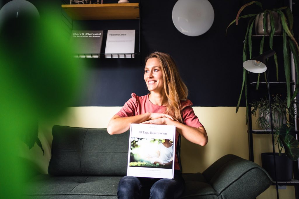 Produkt Shooting Food Startup München Model sitzt auf Couch moody ZImmer