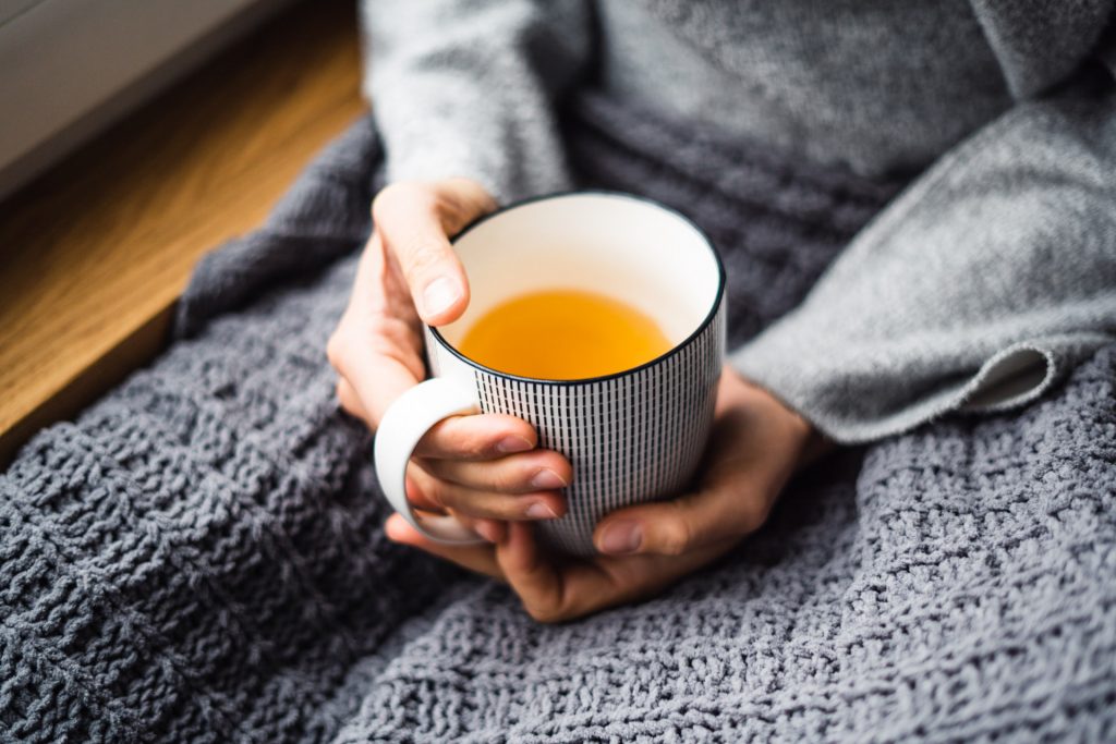 Moody Bild Tee in Hand bei Produkt Fotoshooting für Amaiva Food Startup München