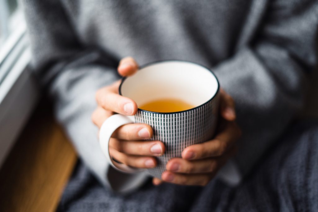 Moody Bild Tee in Hand bei Produkt Fotoshooting für Amaiva Food Startup München