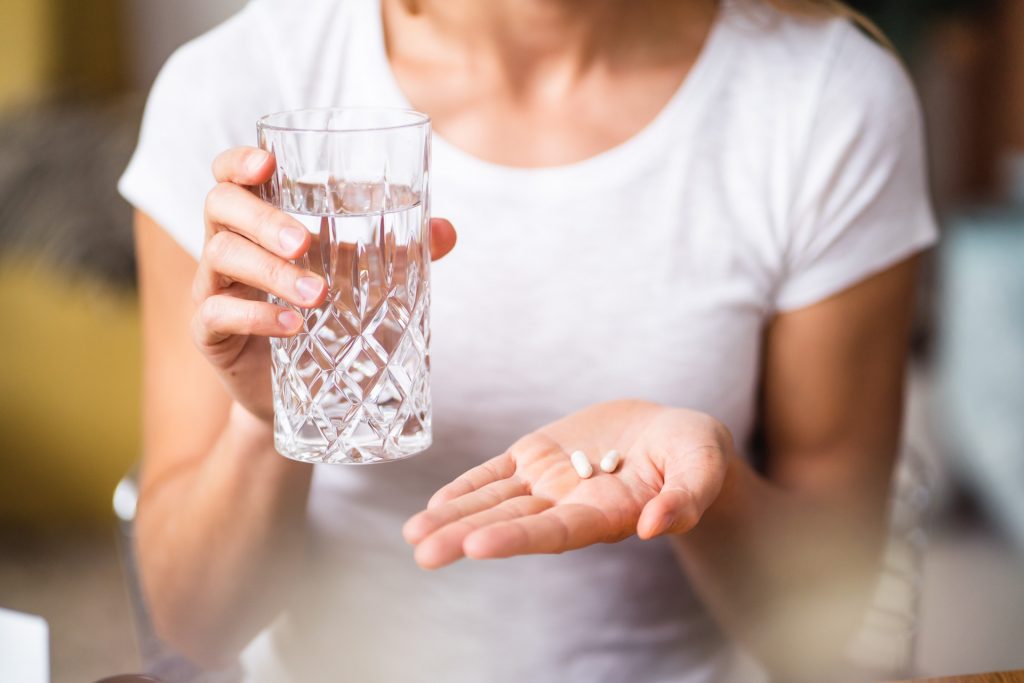 Tablette in Hand Medikamente Foto Shooting München Startup Produkt