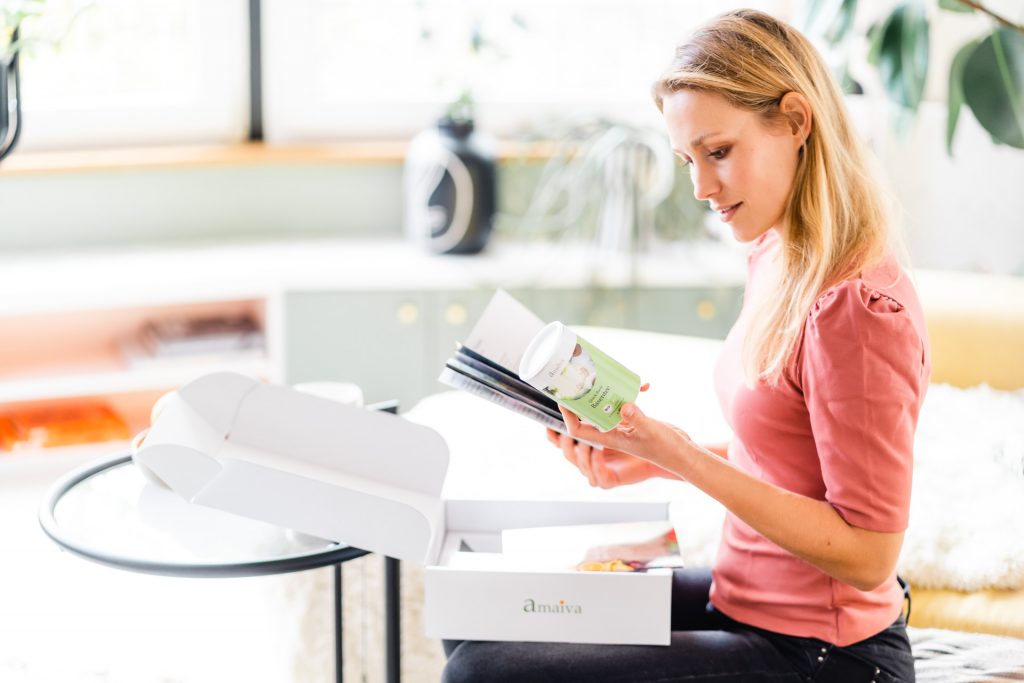 Nahrungsmittelergänzung München Foto Shooting Amaiva Frau liest Zettel