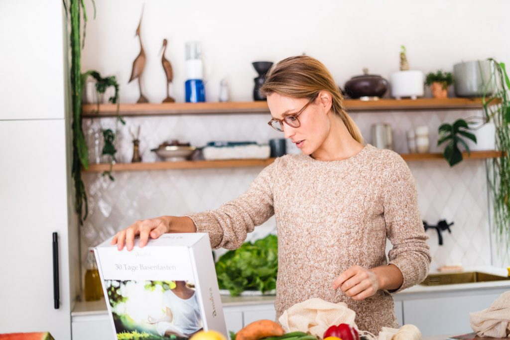 Frau steht in Küche München trendy Küche