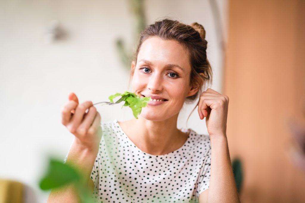 Frau isst Salat bei Produkt Lifestyle Foto Shooting in München