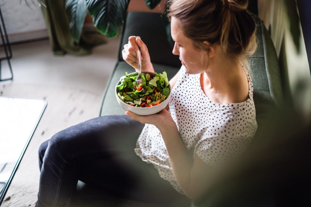 Frau isst Salat bei Produkt Lifestyle Foto Shooting in München