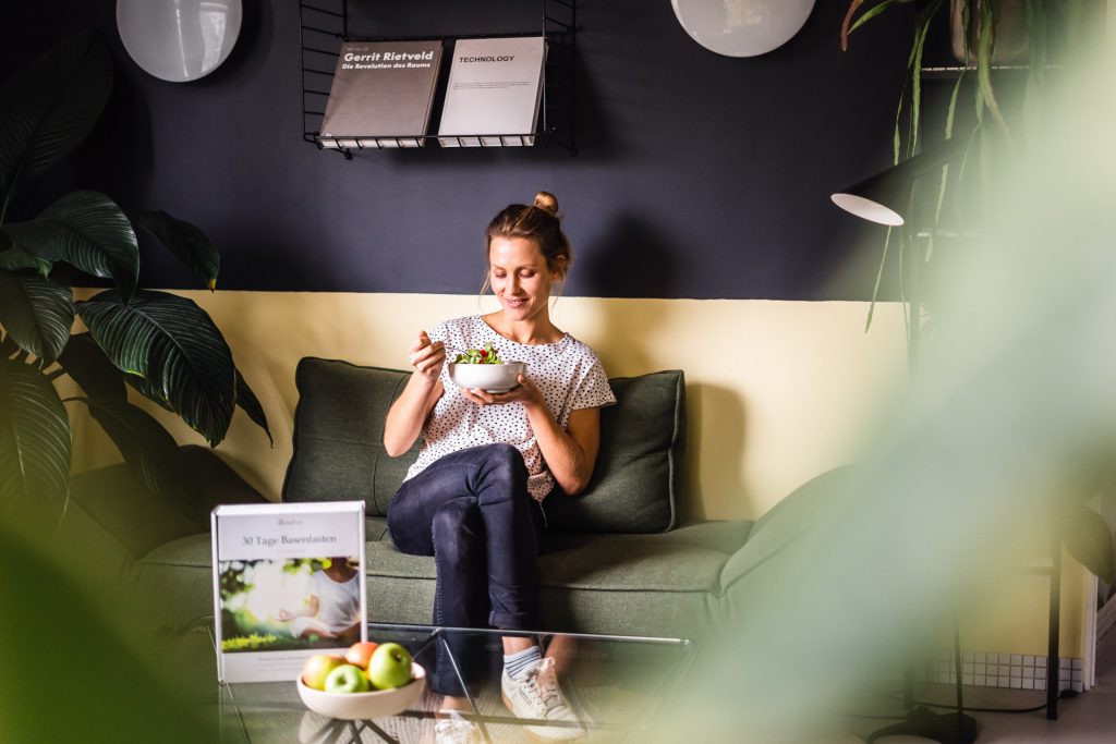Frau isst Salat bei Produkt Lifestyle Foto Shooting in München moderne Wohnung
