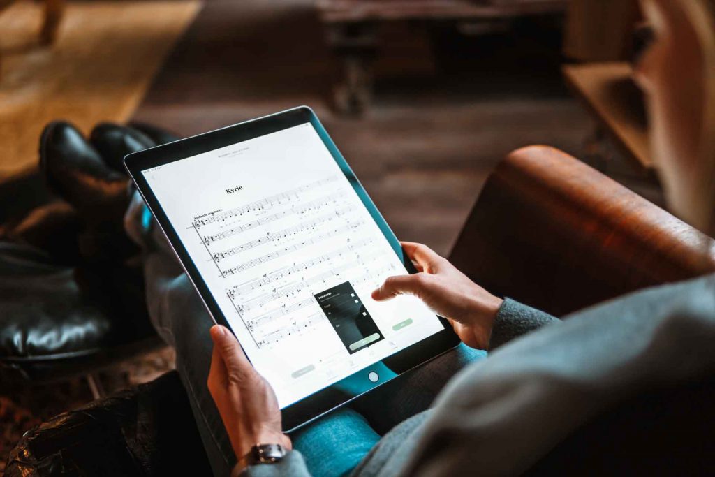 Produkt Foto Shooting App für Musiker Frau hält Tablet in Hand Wohnzimmer in Frankfurt