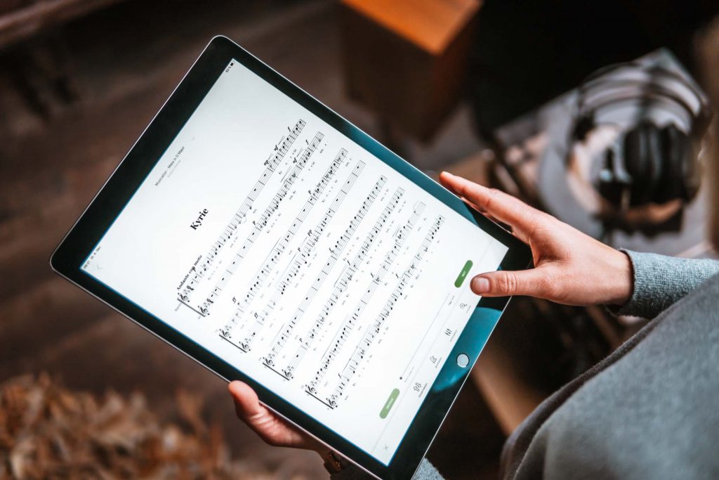 Produkt Foto Shooting App für Musiker Frau hält Tablet in Hand Wohnzimmer in Frankfurt