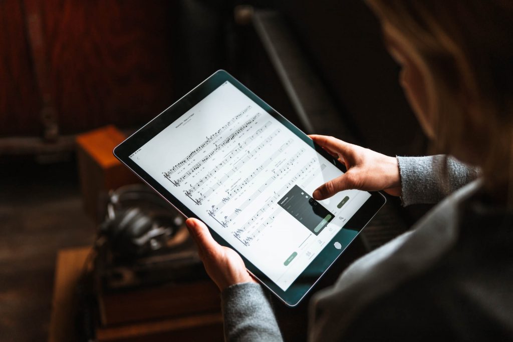 Produkt Foto Shooting App für Musiker Frau hält Tablet in Hand Wohnzimmer in Frankfurt