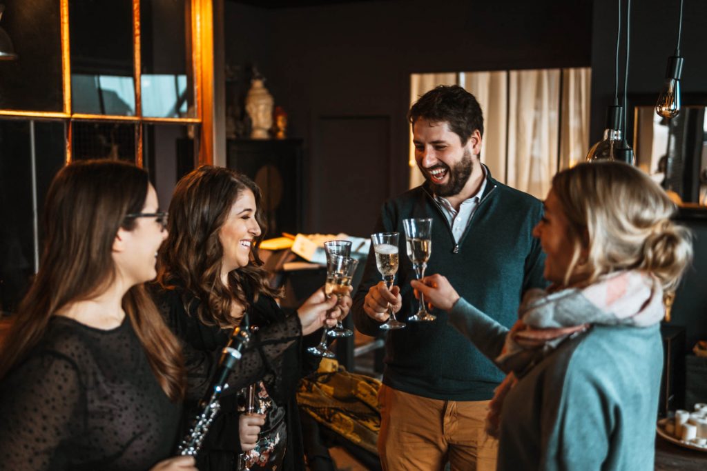 Produkt Foto Shooting Frankfurt mit lachenden Kollegen die sich Zuprosten mit Sekt