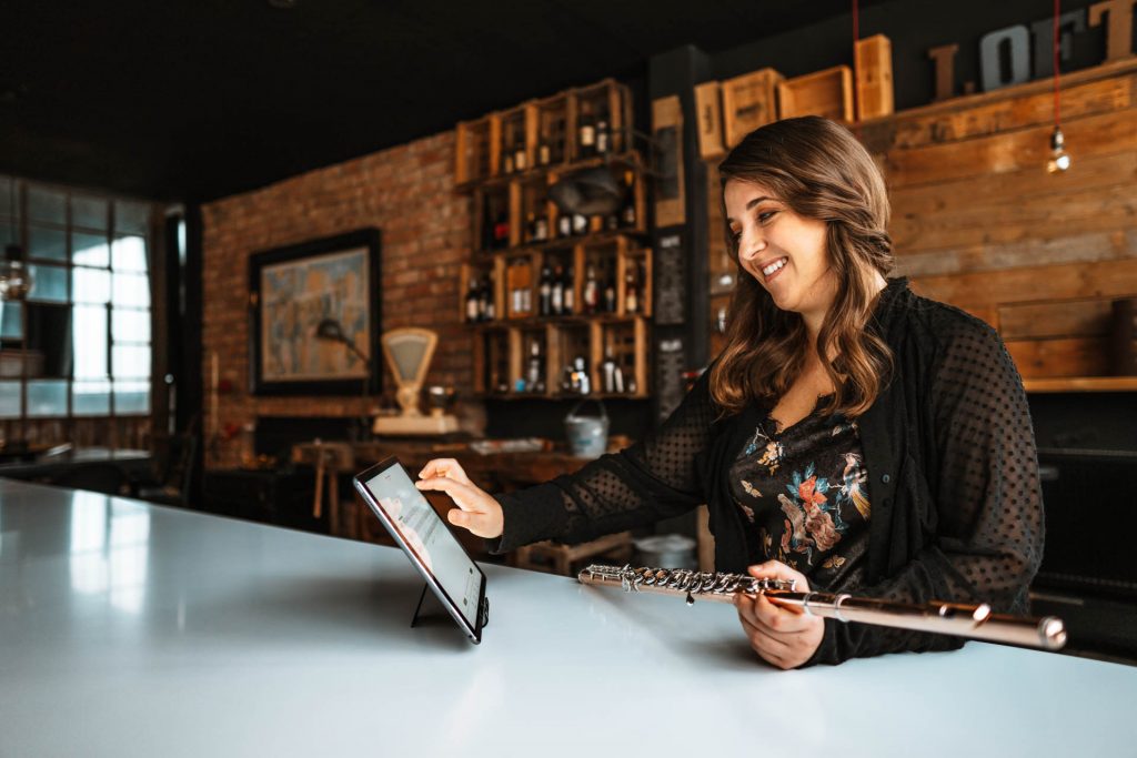 Musikerin mit Tablet ipad auf Produkt Fotoshooting in Frankfurt