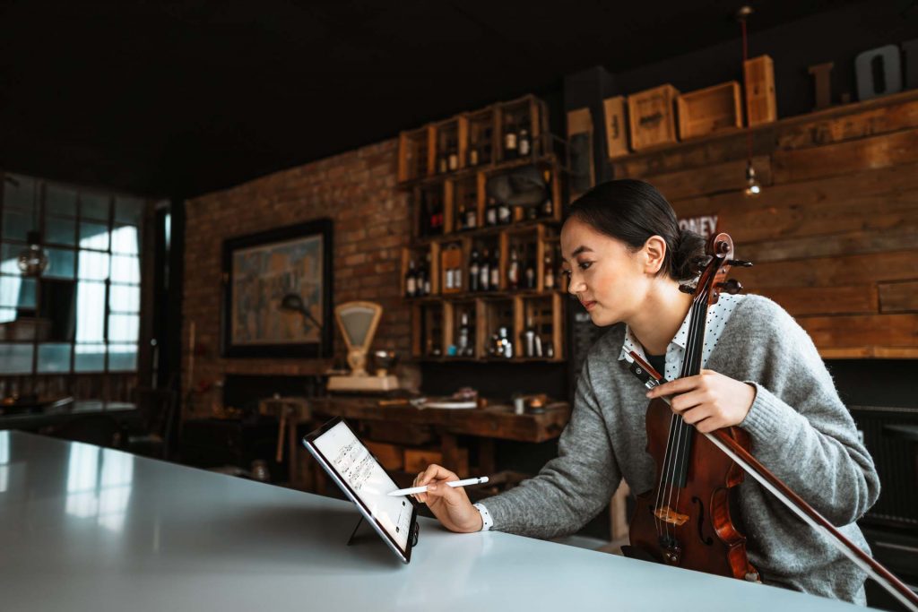 Musikerin mit Tablet ipad auf Produkt Fotoshooting in Frankfurt