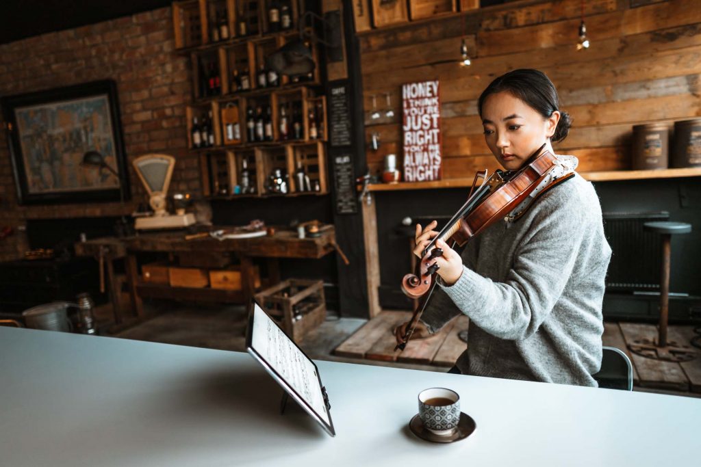 Frau spielt Geige vor Tablet für Musik App Foto Shooting Produkt Frankfurt