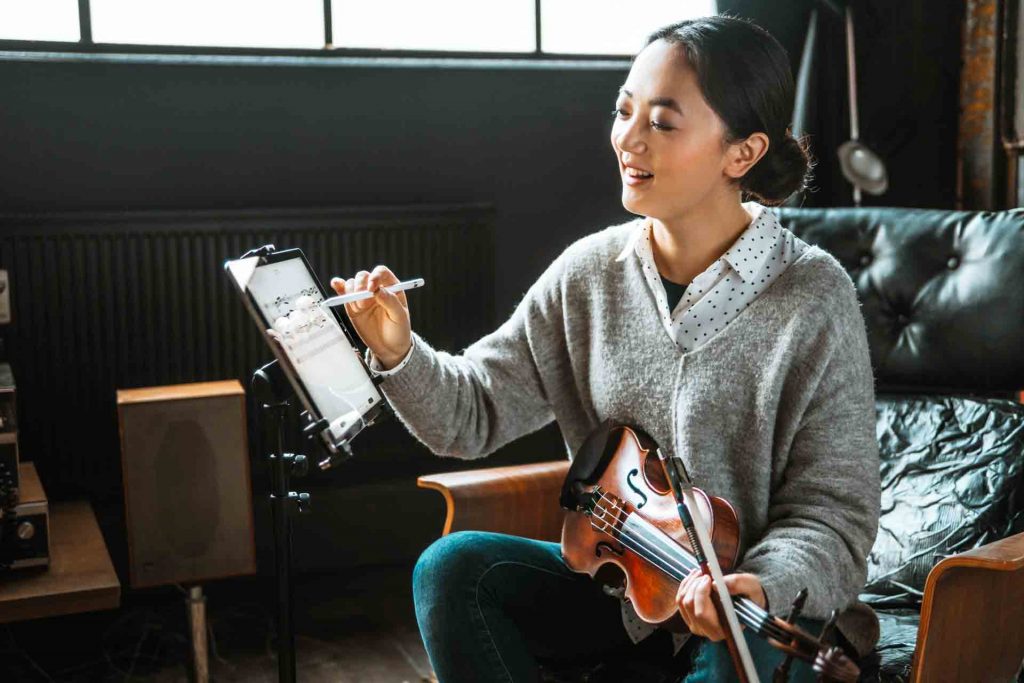 Musikerin mit Geige und iPad Produkt Fotoshooting Frankfurt