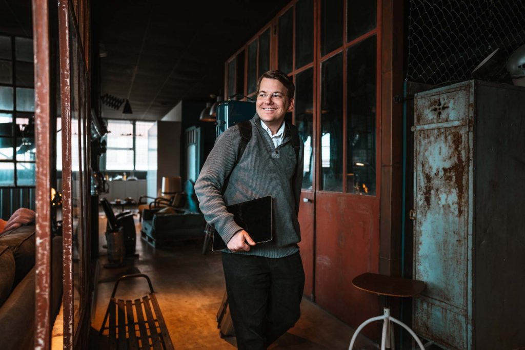 Mann lacht mit iPad in Hand bei Produkt Foto Shooting Frankfurt