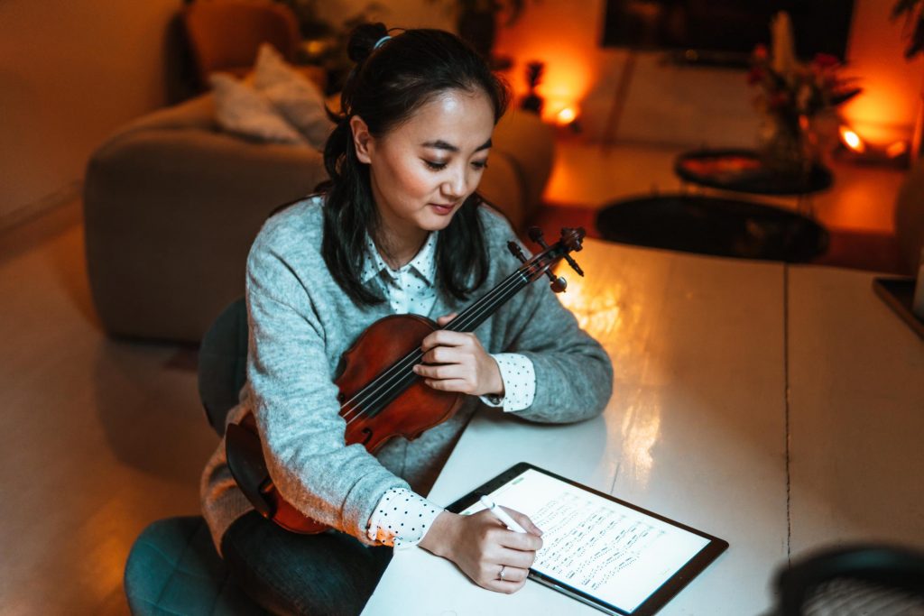 Geigerin mit Ipad bei Produkt Foto Shooting Scorepad