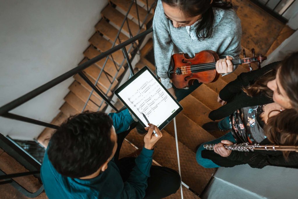 Musiker Gruppe mit ipad in Frankfurt auf Treppe