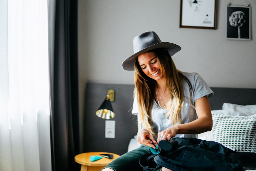 Lifestyle Bloggerin in Hotel in München mit Hut bei Produkt Foto Shooting