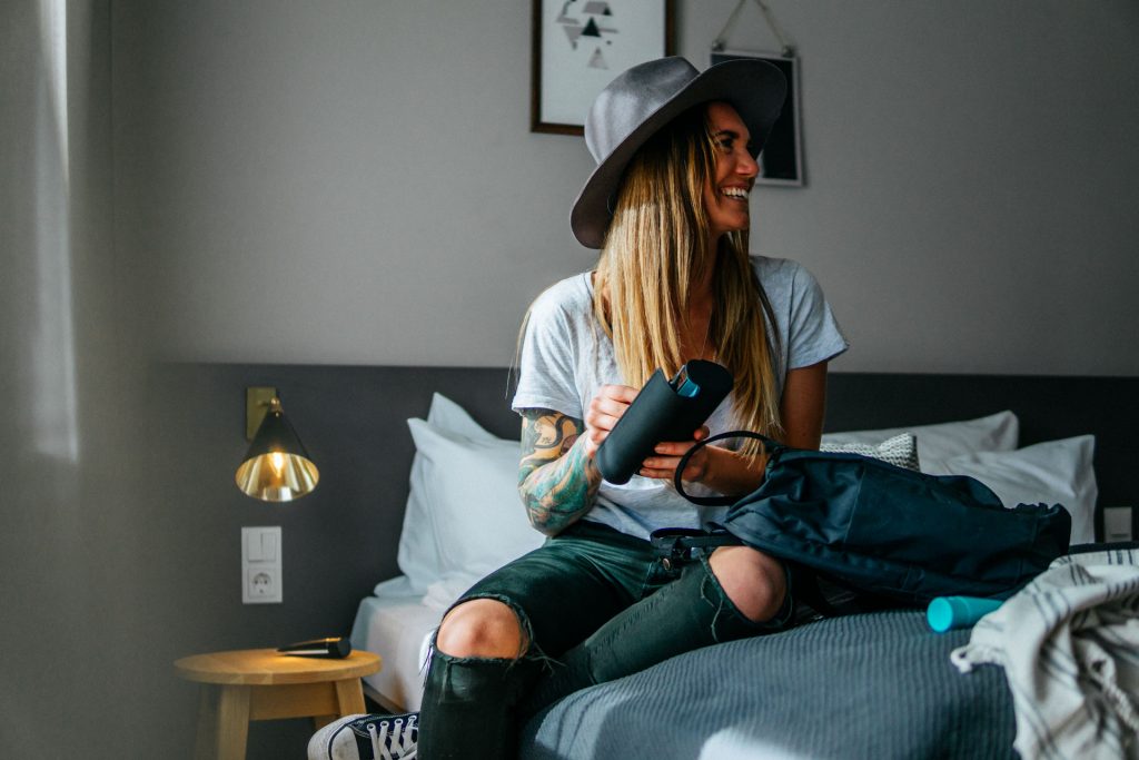 Lifestyle Bloggerin München in Hotel mit Hut