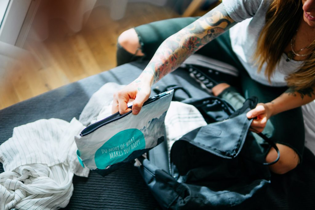 Produkt Fotoshooting München Tattoos Reisetasche elektrische Zahnbürste Lifestyle Bloggerin