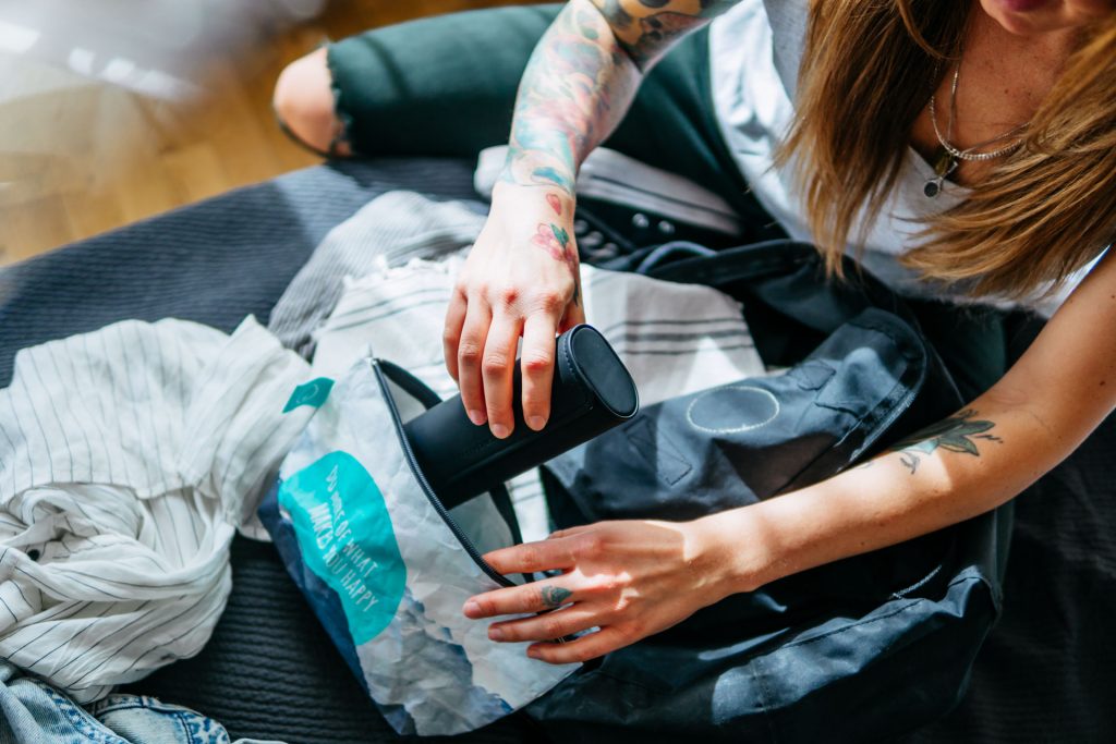 Produkt Fotoshooting München Tattoos Reisetasche elektrische Zahnbürste Lifestyle Bloggerin