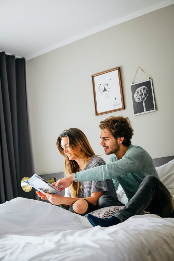 Paar Shooting München Lifestyle Bild in Hotel für Produkt Shooting Bett