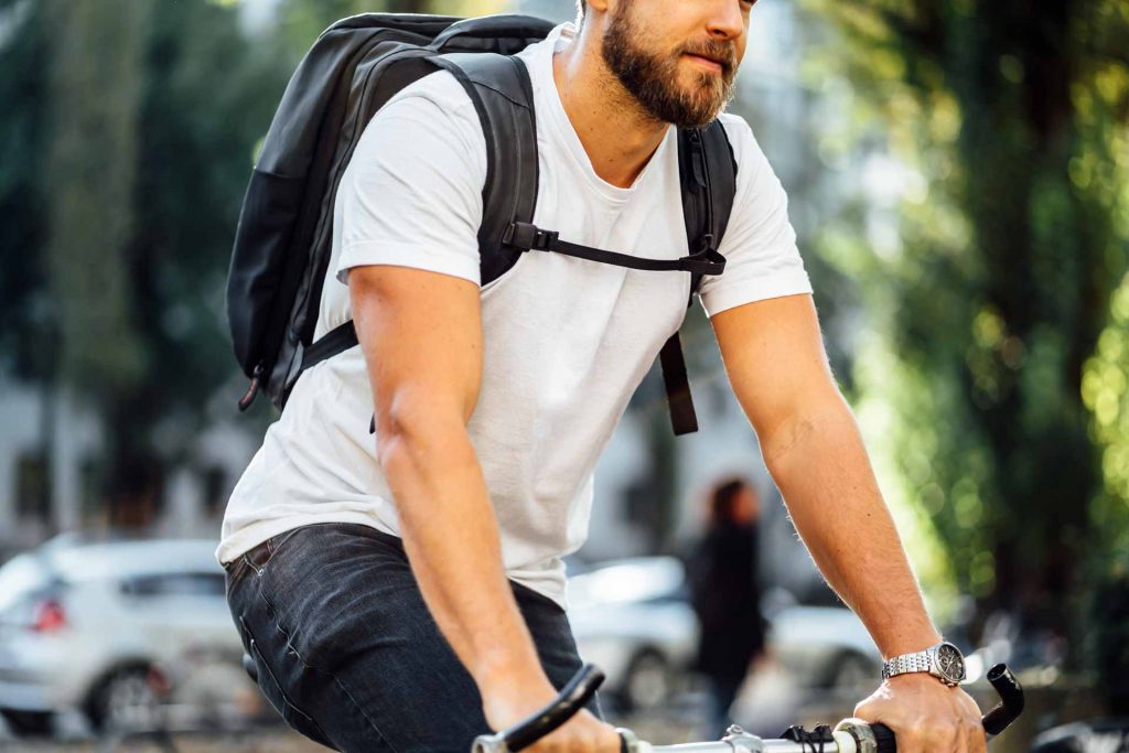 Fashion Foto Shooting München Fahrradfahrer mit Rucksack
