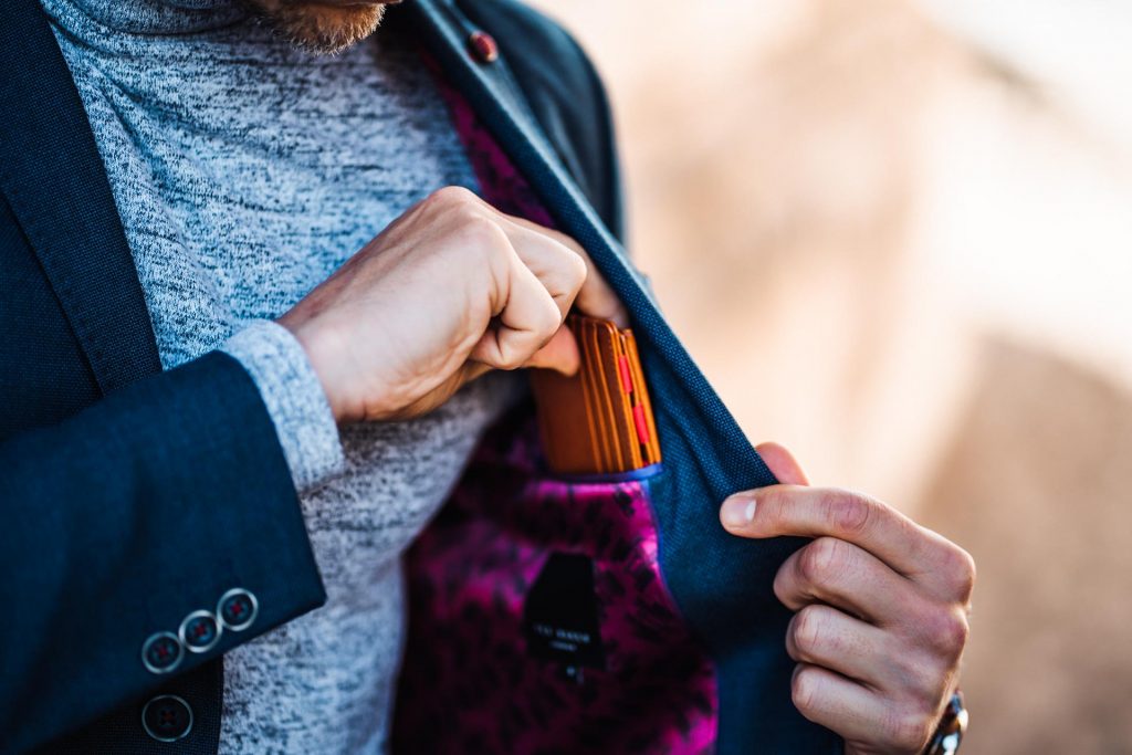 Mann steckt Geldbeutel in Jacket Produkt Fotoshooting München