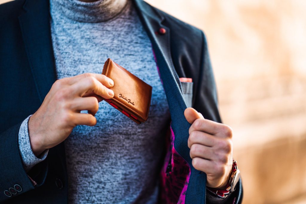 Mann steckt Geldbeutel in Jacket Produkt Fotoshooting München