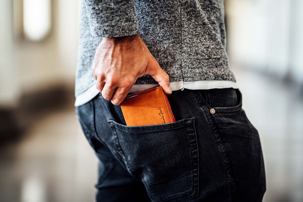 Mann hält Geldbeutel in Hand Münzfach Produkt Foto Shooting Commercial Fotograf München