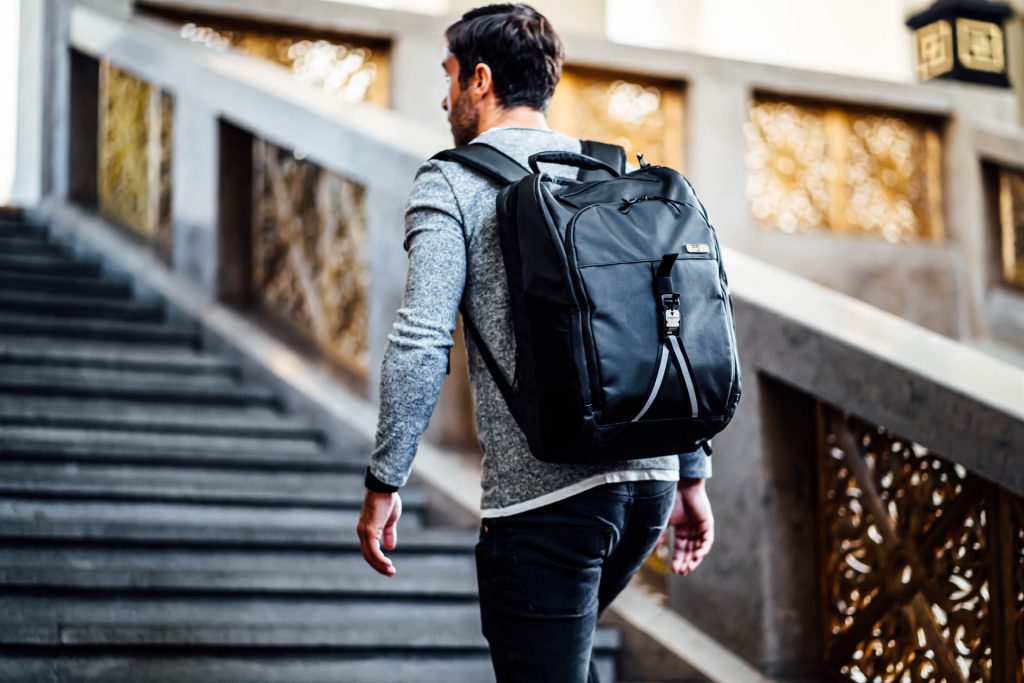 Rucksack Foto Shooting München Mann geht Treppe hoch mit Travel Rucksack