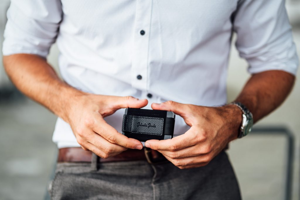 Produkt Shooting Jaimie Jacobs Mann hält Geldbeutel in Hand