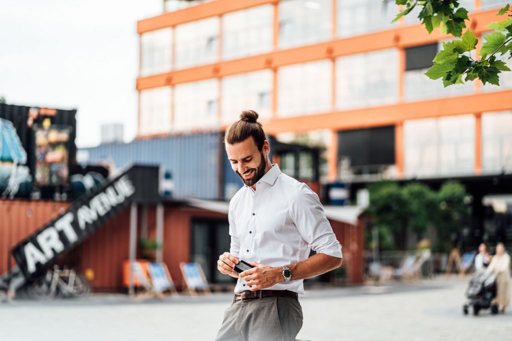 Produkt Fotoshooting München Geldbeutel Street Photography Startup Model mit Geldbeutel Produkt Shooting
