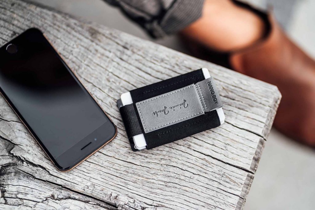 Geldbeutel liegt auf Tisch Fotograf