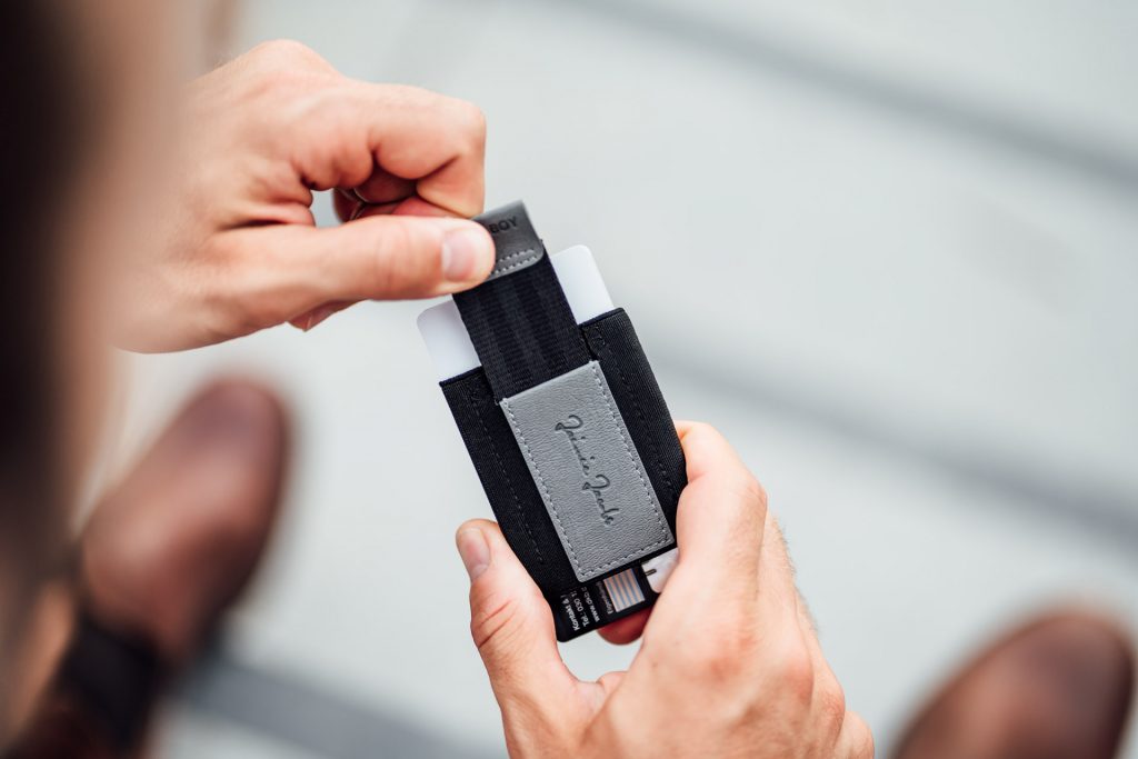 Moderner Geldbeutel München Produktshooting Mann hält Geldbeutel in Hand