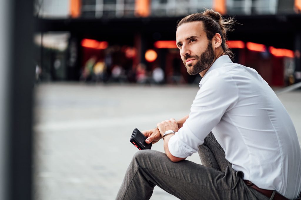 Produkt Fotoshooting München Geldbeutel Street Photography Startup Model mit Geldbeutel Produkt Shooting