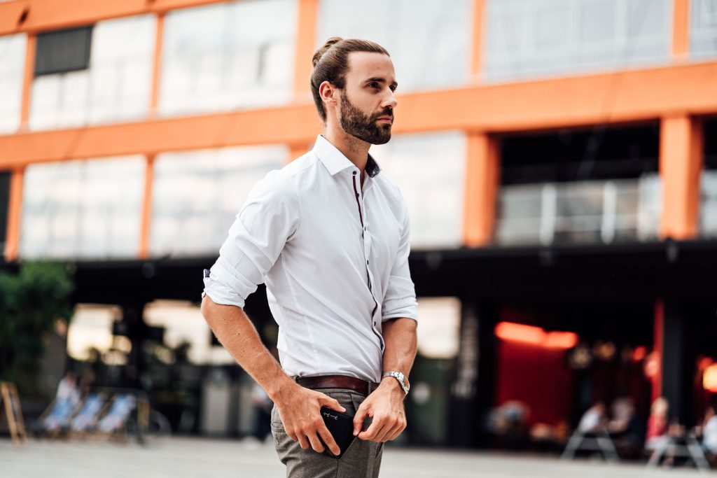 Produkt Fotoshooting München Geldbeutel Street Photography Startup Model mit Geldbeutel Produkt Shooting