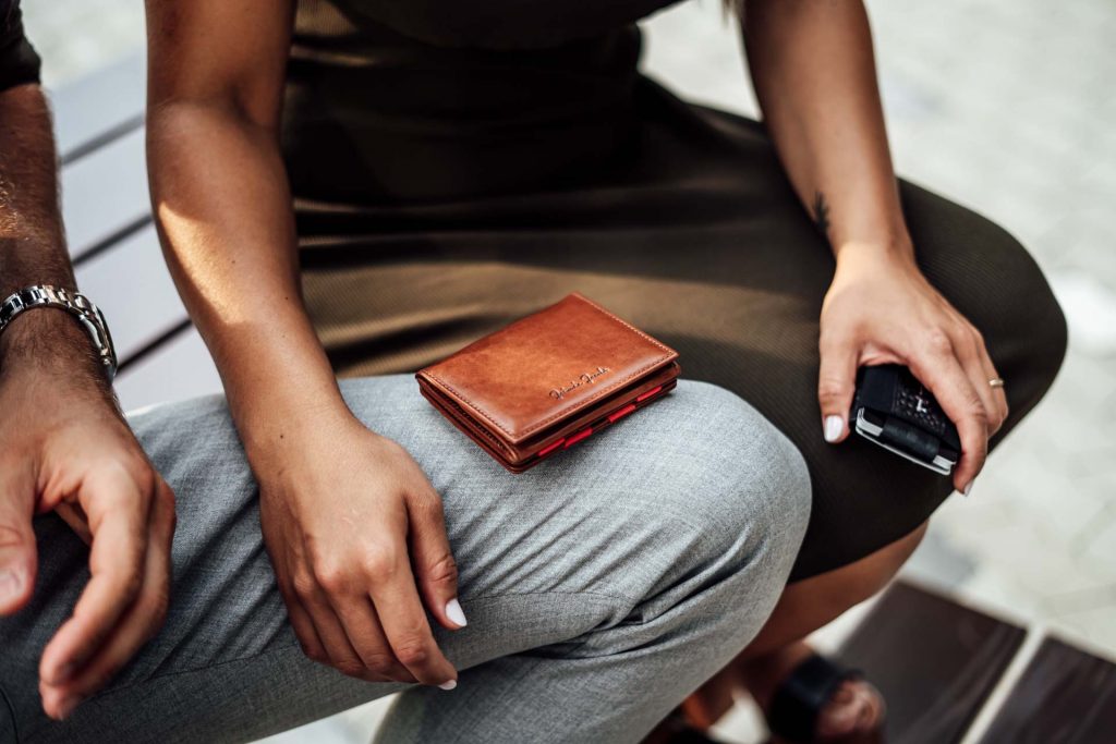 Geldbeutel auf Schoß Fotoshooting München
