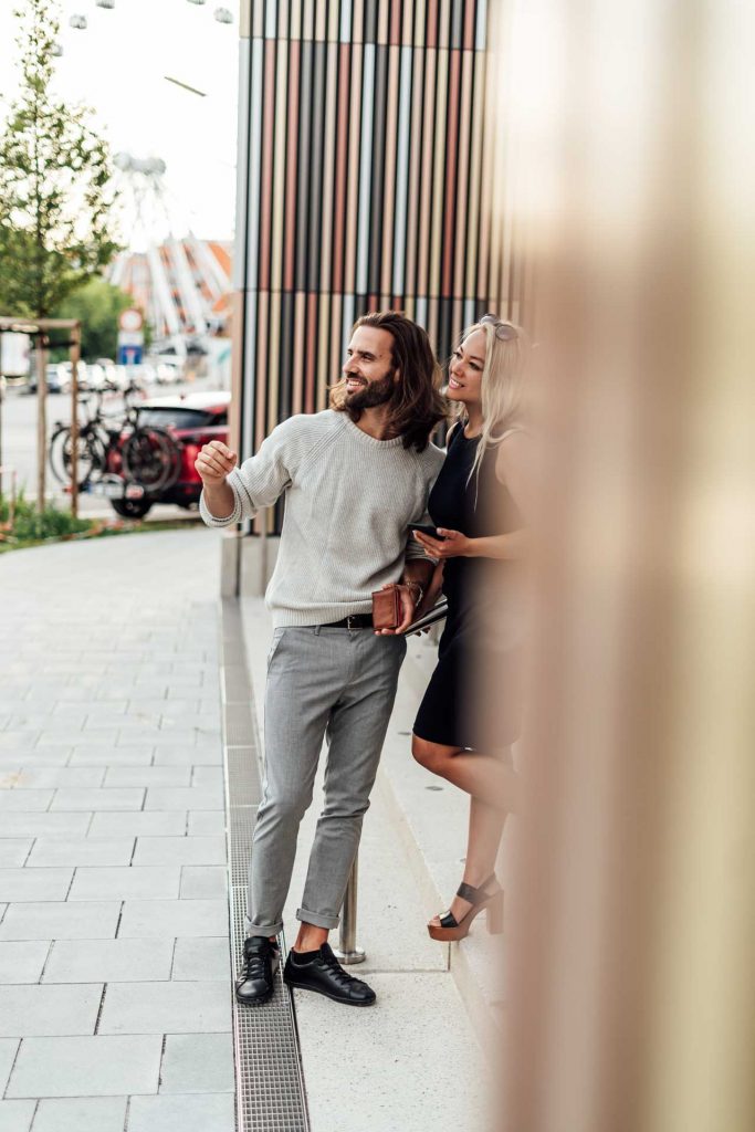 Fotoshooting München Paar steht vor Hotel