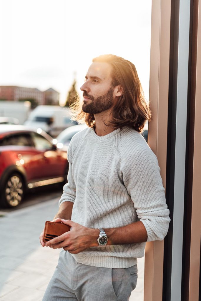Mann lehnt an Wand in Sonnenuntergang Fotoshooting München Produkt Fotos