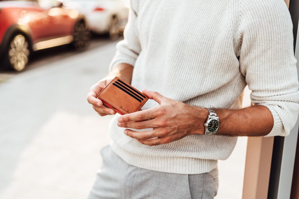Mann lehnt an Wand in Sonnenuntergang Fotoshooting München Produkt Fotos