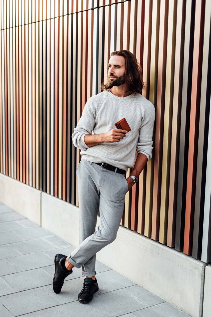 Mann lehnt an Wand Portrait München Produkt Fotoshooting München