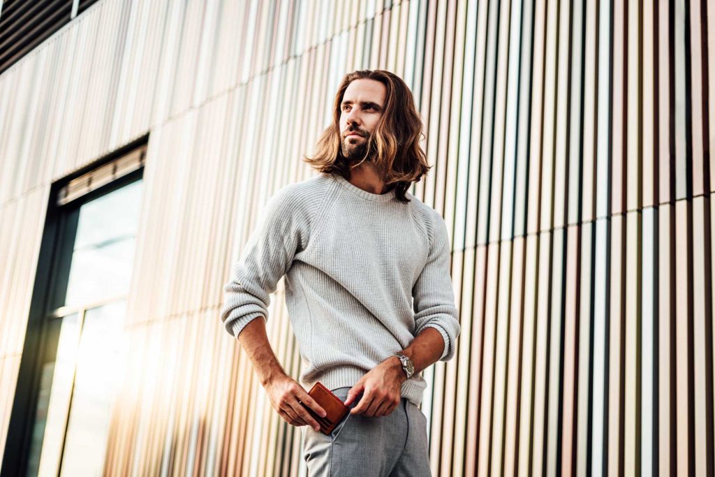 Mann lehnt an Wand Portrait München Produkt Fotoshooting München