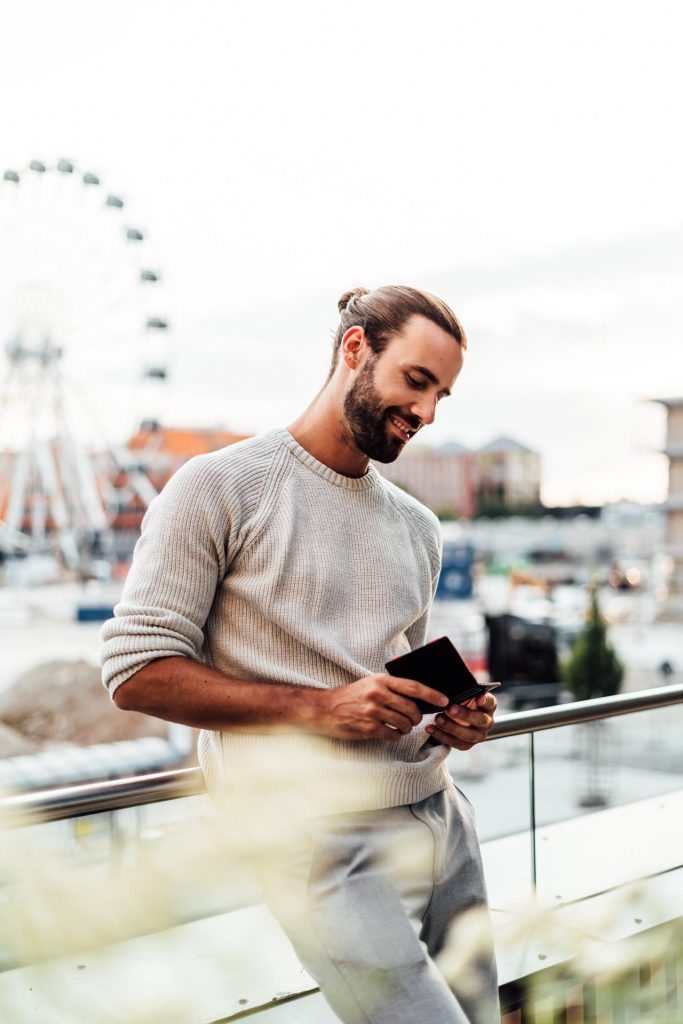 Produkt Model München hält Geldbeutel in Hand