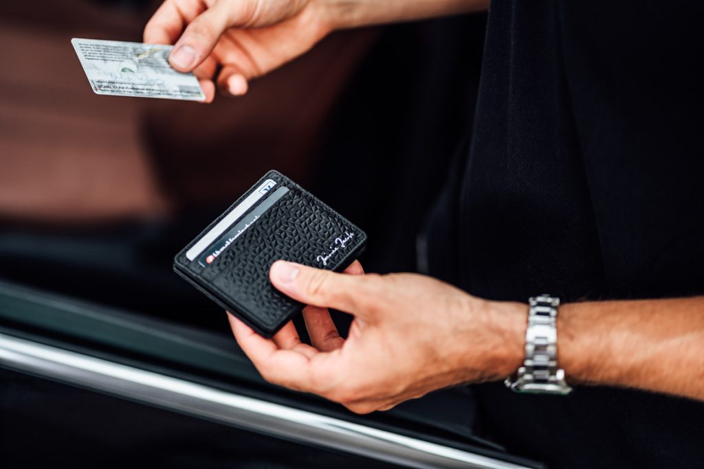 Produkt Fotoshooting München Geldbeutel Street Photography Startup Geldbeutel modern Jaimie Jacobs